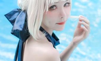 Kitkat Cosplay的浴室狂想曲：更新中的COS，从水中绽放